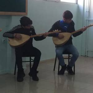 Çocuklarımıza yönelik düzenlenen bağlama kursumuzla çocuklarımız öğreniyor eğleniyor - fotoğraf 2