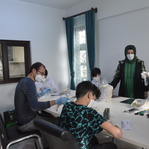 Koruma altındaki çocuklar siperli maske üretiyor - fotoğraf 1