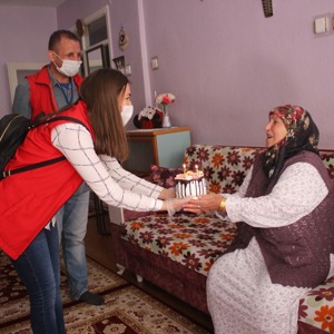 “Vefa Sosyal Destek Grubu” ekiplerimiz Pembe TÜYAN (79) teyzemizi ziyaret ederek, doğum gününü kutladı. - fotoğraf 3