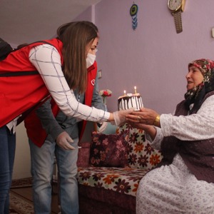 “Vefa Sosyal Destek Grubu” ekiplerimiz Pembe TÜYAN (79) teyzemizi ziyaret ederek, doğum gününü kutladı. - fotoğraf 4