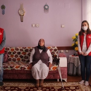 “Vefa Sosyal Destek Grubu” ekiplerimiz Pembe TÜYAN (79) teyzemizi ziyaret ederek, doğum gününü kutladı. - fotoğraf 5