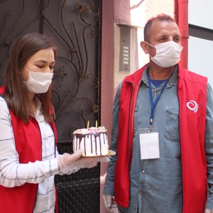 “Vefa Sosyal Destek Grubu” ekiplerimiz Pembe TÜYAN (79) teyzemizi ziyaret ederek, doğum gününü kutladı. - fotoğraf 1