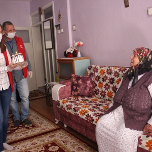 “Vefa Sosyal Destek Grubu” ekiplerimiz Pembe TÜYAN (79) teyzemizi ziyaret ederek, doğum gününü kutladı. - fotoğraf 2