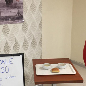 Sinevizyon Gösterisi Eşliğinde Çanakkale Ruhuna Uygun Menü Verdiğimiz Personelimizle Büyük Zaferin Mana İklimine Yolculuk Ettik - fotoğraf 1