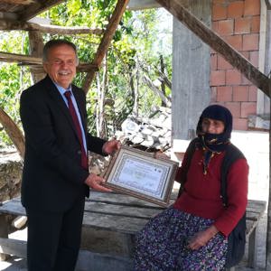 İl Müdürümüz Anneler Günü'nde asırlık çınar Zarife SORA’yı ziyaret etti - fotoğraf 1