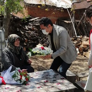 Bakan Selçuk, Şehit Annelerimizin ve Huzurevindeki Büyüklerimizin Anneler Gününü Kutladı - fotoğraf 4