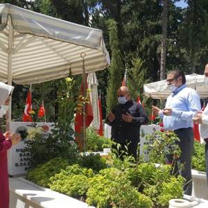 Arefe Gününde ve Bayramda, Şehit Yakınlarımızla Birlikte Şehitlikler Ziyaret Edildi - fotoğraf 1