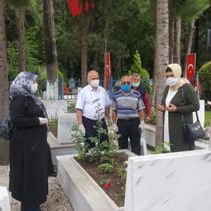 Arefe Gününde ve Bayramda, Şehit Yakınlarımızla Birlikte Şehitlikler Ziyaret Edildi - fotoğraf 7