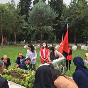 Arefe Gününde ve Bayramda, Şehit Yakınlarımızla Birlikte Şehitlikler Ziyaret Edildi - fotoğraf 11