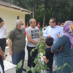 Arefe Gününde ve Bayramda, Şehit Yakınlarımızla Birlikte Şehitlikler Ziyaret Edildi - fotoğraf 10
