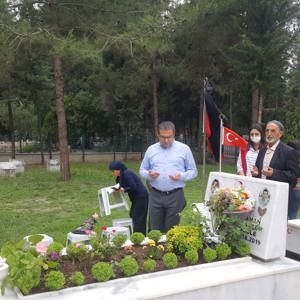 Arefe Gününde ve Bayramda, Şehit Yakınlarımızla Birlikte Şehitlikler Ziyaret Edildi - fotoğraf 9