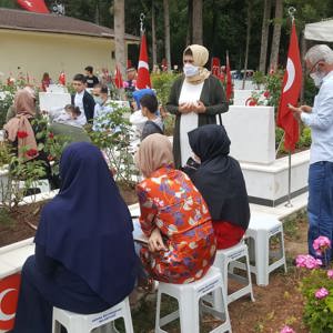 Arefe Gününde ve Bayramda, Şehit Yakınlarımızla Birlikte Şehitlikler Ziyaret Edildi - fotoğraf 8