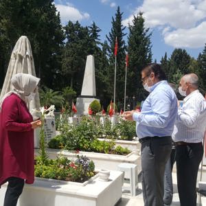 Arefe Gününde ve Bayramda, Şehit Yakınlarımızla Birlikte Şehitlikler Ziyaret Edildi - fotoğraf 2