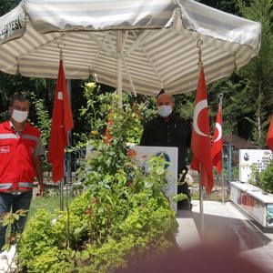 Arefe Gününde ve Bayramda, Şehit Yakınlarımızla Birlikte Şehitlikler Ziyaret Edildi - fotoğraf 16