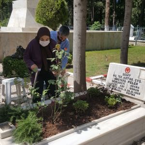 Arefe Gününde ve Bayramda, Şehit Yakınlarımızla Birlikte Şehitlikler Ziyaret Edildi - fotoğraf 17