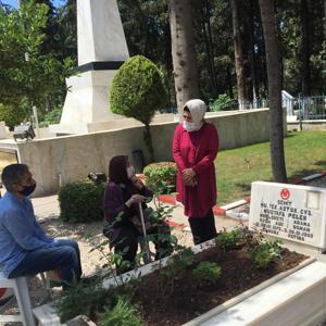 Arefe Gününde ve Bayramda, Şehit Yakınlarımızla Birlikte Şehitlikler Ziyaret Edildi - fotoğraf 14