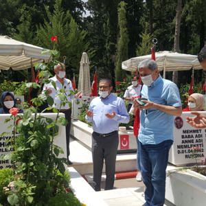 Arefe Gününde ve Bayramda, Şehit Yakınlarımızla Birlikte Şehitlikler Ziyaret Edildi - fotoğraf 18
