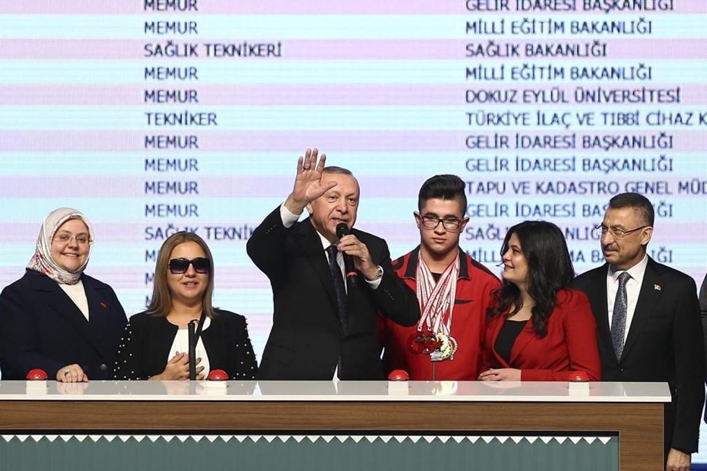 Aile, Çalışma ve Sosyal Hizmetler Bakanı Zehra Zümrüt Selçuk, devlet korumasından yararlanmış gençlerimiz için 1.343 kadroya yerleştirme yapılacağını duyurdu.