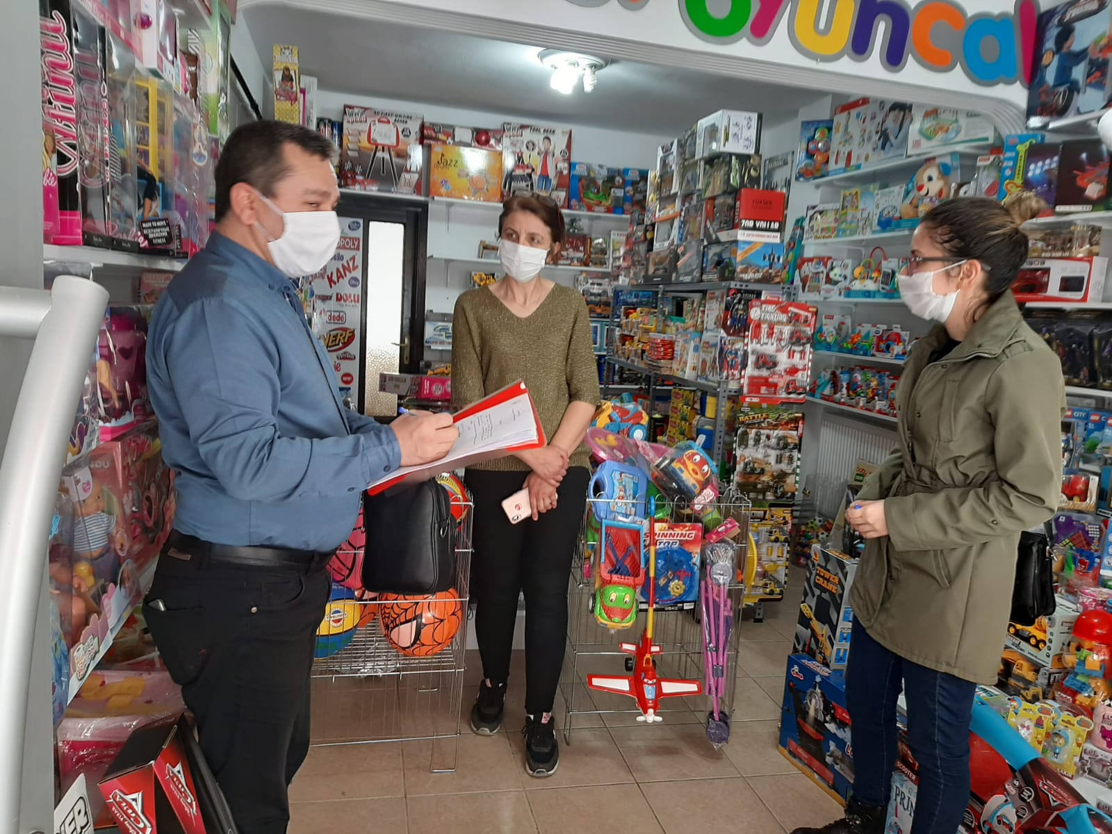 Covid-19 Salgın Yönetimi ve Çalışma Rehberi kapsamında ilimiz genelinde faaliyet göstermekte olan Oyuncak Mağazalarının denetimi İl Müdürlüğümüz planlaması ve sekretaryası dahilinde komisyon marifetiyle yürütülmektedir.
