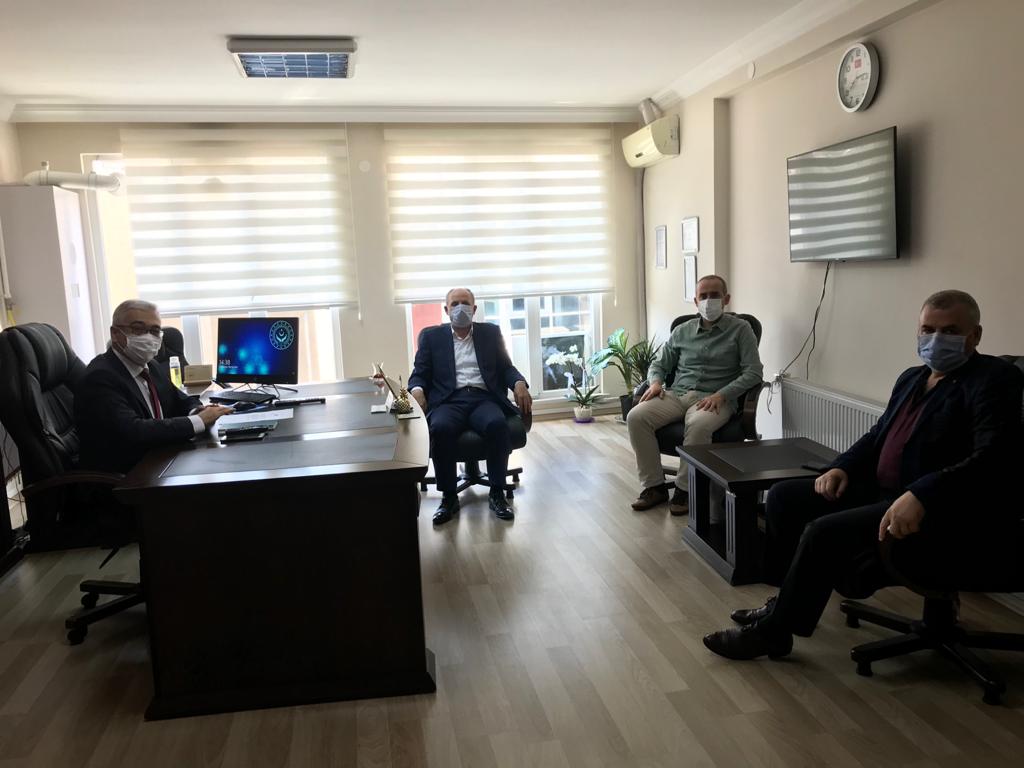 Memur-Sen Kırklareli İl Temsilcisi Selahattin KARANFİLER ve beraberindeki heyet, İl Müdürü Faruk UYSAL’a bir süre önce göreve başlaması vesilesiyle hayırlı olsun ziyaretinde bulundu.