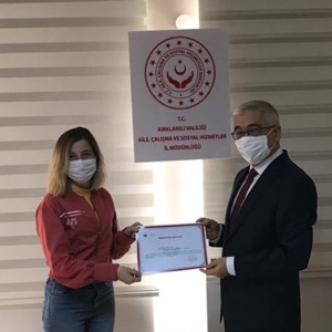 Koronavirüs Pandemisi İle Mücadele Kapsamında Valiliğimiz Bünyesinde Oluşturulan Vefa Sosyal Destek Grubunda Görevli Personelimize Başarı Belgesi Verildi. - fotoğraf 2
