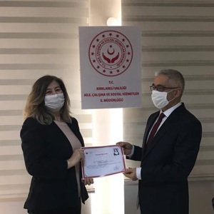 Koronavirüs Pandemisi İle Mücadele Kapsamında Valiliğimiz Bünyesinde Oluşturulan Vefa Sosyal Destek Grubunda Görevli Personelimize Başarı Belgesi Verildi. - fotoğraf 3