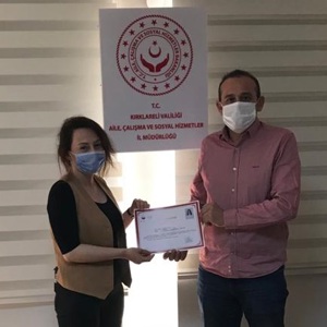 Koronavirüs Pandemisi İle Mücadele Kapsamında Valiliğimiz Bünyesinde Oluşturulan Vefa Sosyal Destek Grubunda Görevli Personelimize Başarı Belgesi Verildi. - fotoğraf 7