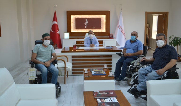 Malatya Selam Engeliler Derneği Başkanı Eyüp Kavurga ve yönetim kurulu üyeleri İl Müdürümüz Rasim Bulut'u makamında  ziyaret etti