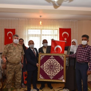 Sayın Valimiz Osman VAROL  ayağının tozuyla Şehit ailesini ziyaret etti - fotoğraf 1