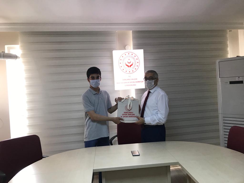 Kitap okuma yarışmasında ödül alan Çocuk Hakları İl Komitesi üyesi çocuklarımız Eylül EŞİYOK ve Berat Beyazıt KUTUN’a İl Müdürü Faruk UYSAL tarafından hediyeleri takdim edildi.