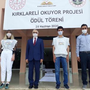 Kitap okuma yarışmasında ödül alan Çocuk Hakları İl Komitesi üyesi çocuklarımız Eylül EŞİYOK ve Berat Beyazıt KUTUN’a İl Müdürü Faruk UYSAL tarafından hediyeleri takdim edildi. - fotoğraf 1