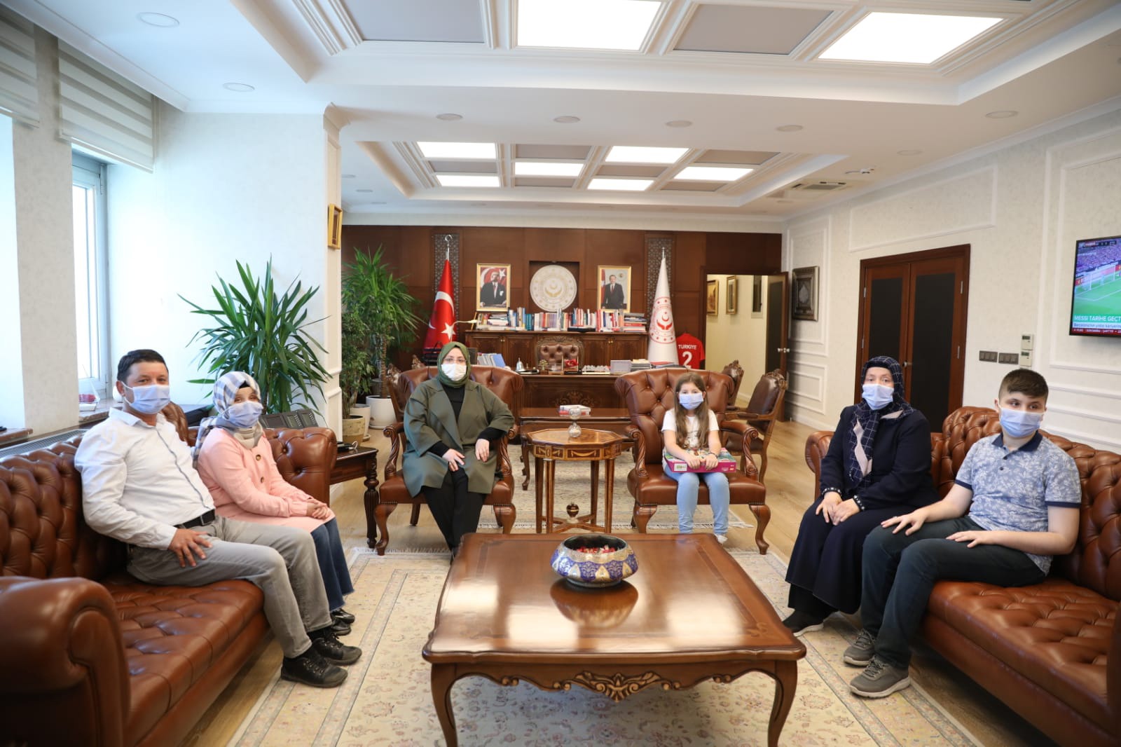 Bakan Selçuk Görme Engelli Hafız Ravzanur ile Ailesini Ağırladı