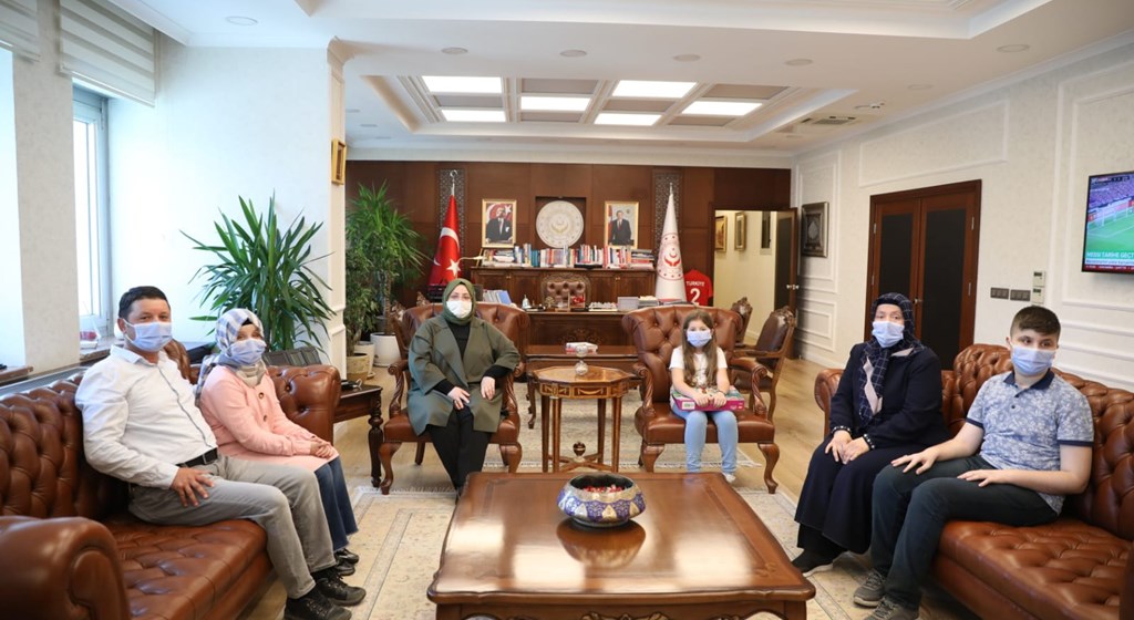 Bakan Selçuk Görme Engelli Hafız Ravzanur ile Ailesini Ağırladı