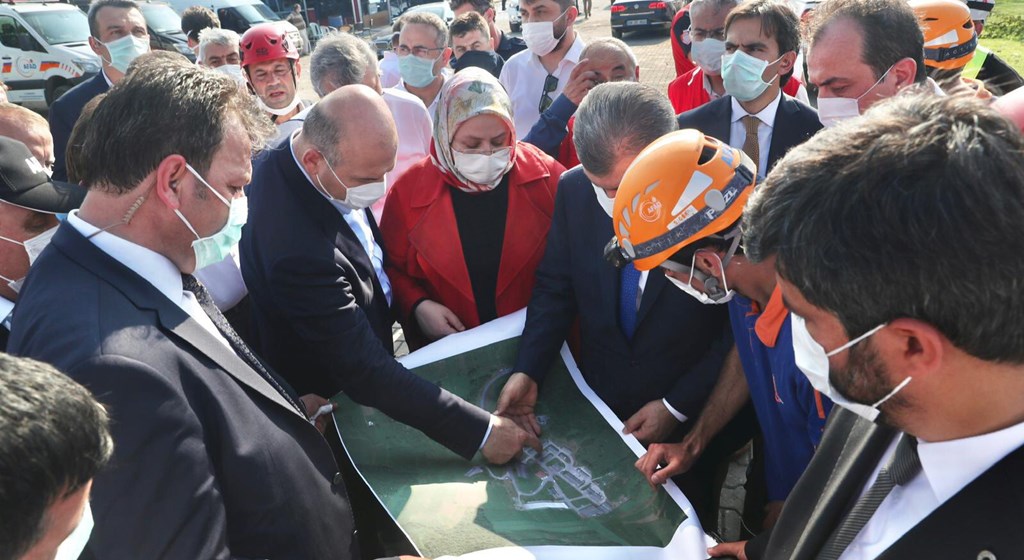 Bakanımız Selçuk, Sakarya' da Patlamanın Yaşandığı Bölgede İncelemelerde Bulundu