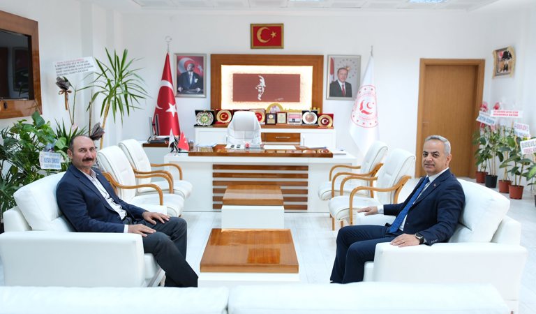 Beyazay Derneği Arapgir Şube Başkanı Sayın Mehmet Sadık Karagöz İl Müdürümüz Sayın Ömer Faruk ERGÜN’ü ziyaret etti. 