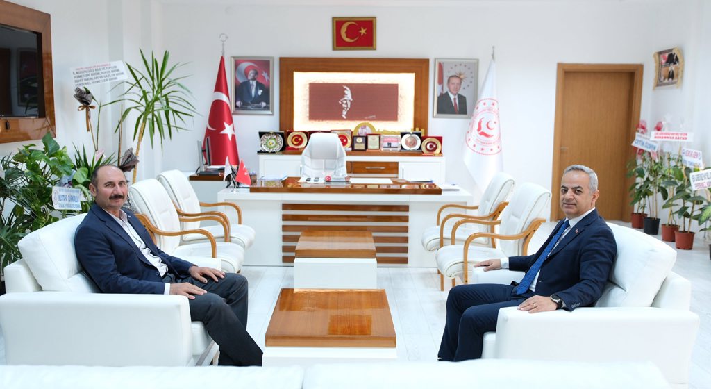 Beyazay Derneği Arapgir Şube Başkanı Sayın Mehmet Sadık Karagöz İl Müdürümüz Sayın Ömer Faruk ERGÜN’ü ziyaret etti. 