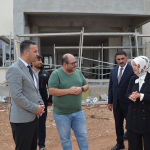 Bakan Yardımcımız Sayın Leman Yenigün, Kolejtepe Çocuk Evleri Sitesi İnşaatında İncelemelerde Bulundu - fotoğraf 3
