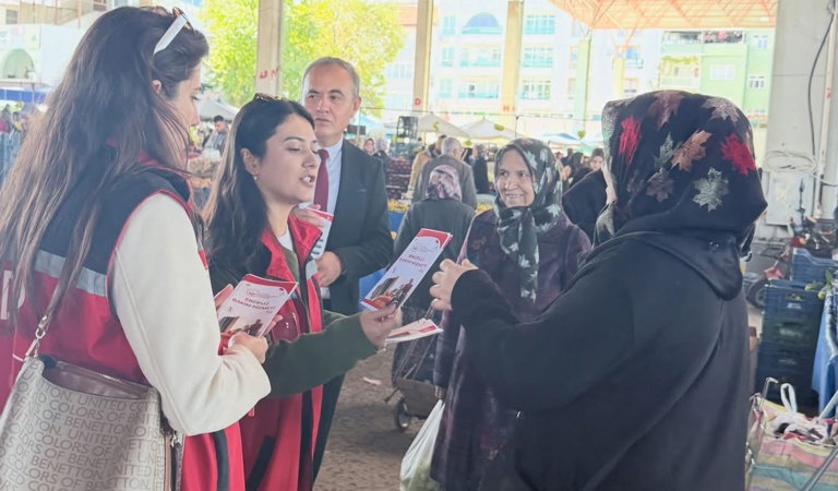l Müdürlüğümüze bağlı Burdur SOSYAL HİZMET MERKEZİ Müdürlüğümüz tarafından Merkez Salı Pazarı’nda vatandaşlarımızla bir araya gelinerek bilgilendirme faaliyeti gerçekleştirildi.