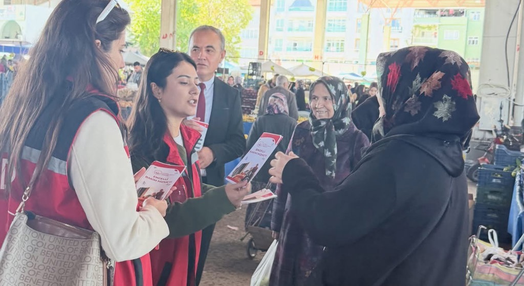 l Müdürlüğümüze bağlı Burdur SOSYAL HİZMET MERKEZİ Müdürlüğümüz tarafından Merkez Salı Pazarı’nda vatandaşlarımızla bir araya gelinerek bilgilendirme faaliyeti gerçekleştirildi.