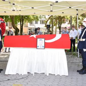 Sakarya’da yaşanan elim olayda şehit düşen J. Uzm. Onb. Fatih Manga, İmaret Camiinde İçişleri Bakanı Sayın Süleyman Soylu, Sayın Valimiz Gökmen Çiçek, Milletvekilleri, Belediye Başkanı, İl Müdürümüz, protokol üyeleri ve vatandaşların katıldığı cenaze töreninin ardından son yolculuğuna uğurlandı. - fotoğraf 3
