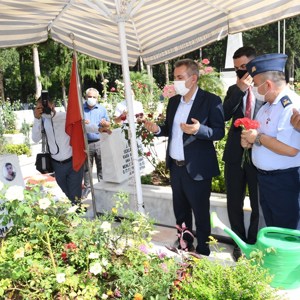15 Temmuz Şehitleri Ahmet Oruç, Mehmet Oruç, Halit  Yaşar Mine ve Yunus Uğur’un Kabirleri Ziyaret Edildi - fotoğraf 3