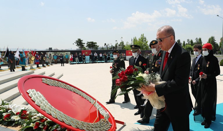 Cumhurbaşkanı Erdoğan, 15 Temmuz Şehitler Anıtı’nı ziyaret etti