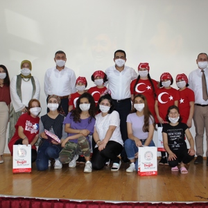 “Gençlerin Gözüyle 15 Temmuz” ile “15 Temmuz ve Kahraman Türk Kadını” Konulu Şiir ve Resim Yarışmaları Ödül Töreni - fotoğraf 1