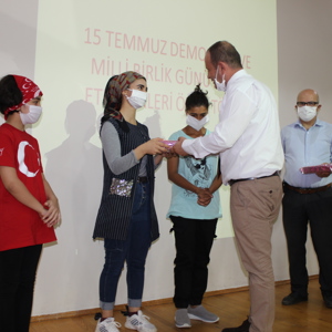 “Gençlerin Gözüyle 15 Temmuz” ile “15 Temmuz ve Kahraman Türk Kadını” Konulu Şiir ve Resim Yarışmaları Ödül Töreni - fotoğraf 14
