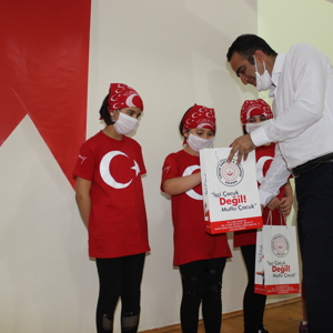 “Gençlerin Gözüyle 15 Temmuz” ile “15 Temmuz ve Kahraman Türk Kadını” Konulu Şiir ve Resim Yarışmaları Ödül Töreni - fotoğraf 10