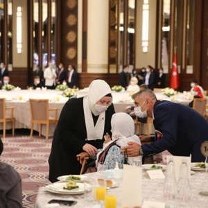 15 Temmuz Şehitlerimizin Emanetleri ve Gazilerimiz Cumhurbaşkanlığı Külliyesi’nde Cumhurbaşkanımız Recep Tayyip Erdoğan ile Bir Araya Geldi - fotoğraf 4