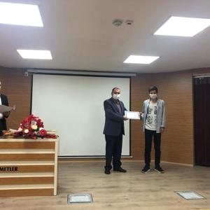 Bakanlığımız Şehit Yakınları ve Gaziler Genel Müdürlüğü tarafından koordine edilen ve kuruluşlarımızda kalan gençler arasında yapılan "Gençlerimizin Gözüyle 15 Temmuz " konulu şiir ve resim yarışmasında dereceye girenlere ödülleri İl Müdürümüz Doğan YİLDİZ'in da katıldığı programda takdim edildi - fotoğraf 2