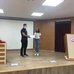 Bakanlığımız Şehit Yakınları ve Gaziler Genel Müdürlüğü tarafından koordine edilen ve kuruluşlarımızda kalan gençler arasında yapılan "Gençlerimizin Gözüyle 15 Temmuz " konulu şiir ve resim yarışmasında dereceye girenlere ödülleri İl Müdürümüz Doğan YİLDİZ'in da katıldığı programda takdim edildi - fotoğraf 3
