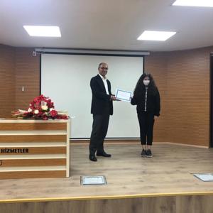 Bakanlığımız Şehit Yakınları ve Gaziler Genel Müdürlüğü tarafından koordine edilen ve kuruluşlarımızda kalan gençler arasında yapılan "Gençlerimizin Gözüyle 15 Temmuz " konulu şiir ve resim yarışmasında dereceye girenlere ödülleri İl Müdürümüz Doğan YİLDİZ'in da katıldığı programda takdim edildi - fotoğraf 6