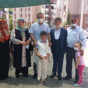 KORUYUCU AİLESİ OLDUKLARI ÇOCUKLARI İÇİN SÜNNET DÜĞÜNÜ YAPTILAR - fotoğraf 1